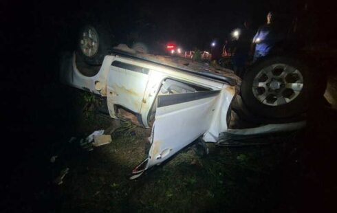 Caminhonete sai da pista, bate em poste e deixa um morto e um ferido na BR-210