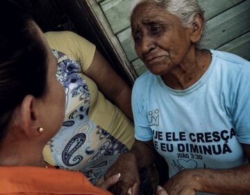 Alliny relembra ações no Jari ao acompanhar vítimas de incêndio em Santana
