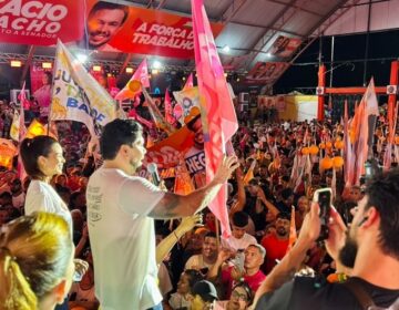 Em convenção com 30 mil na orla, MDB oficializa Acácio ao Senado