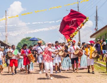 Em Mazagão Velho, Festa do Divino reverencia ‘iluminação’ e é marcada por ‘marabaixo itinerante’