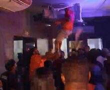 Homem tenta entrar em festa pelo teto, quebra forro e cai dentro de casa de shows
