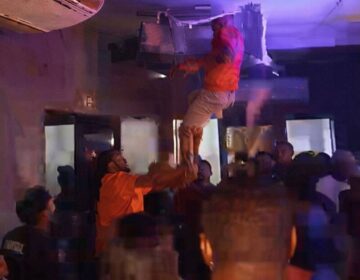 Homem tenta entrar em festa pelo teto, quebra forro e cai dentro de casa de shows