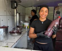 Jovem do Amapá fala quatro idiomas e conquista clientes vendendo garrafas de açaí a 10 euros na Guiana