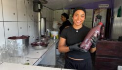 Jovem do Amapá fala quatro idiomas e conquista clientes vendendo garrafas de açaí a 10 euros na Guiana
