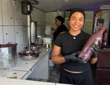 Jovem do Amapá fala quatro idiomas e conquista clientes vendendo garrafas de açaí a 10 euros na Guiana