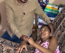 Com rins parados e perda da visão, Dona Kelly volta a sorrir após receber ajuda e comida para os filhos