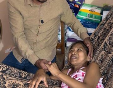 Com rins parados e perda da visão, Dona Kelly volta a sorrir após receber ajuda e comida para os filhos