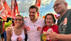 Senado: Acácio mobiliza apoiadores durante adesivaço na orla de Macapá