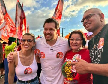 Senado: Acácio mobiliza apoiadores durante adesivaço na orla de Macapá