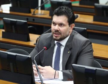 Acácio articula apoio em três estados e busca nova reunião para destravar PEC 47