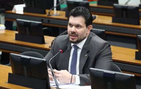 Acácio articula apoio em três estados e busca nova reunião para destravar PEC 47
