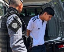 Com dois mandados por roubo, passageiro tenta fugir da PM