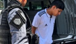 Com dois mandados por roubo, passageiro tenta fugir da PM