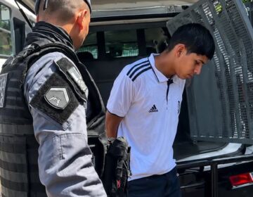 Com dois mandados por roubo, passageiro tenta fugir da PM