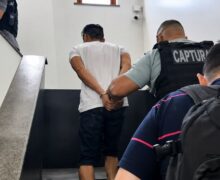 Assaltante que atacou motorista com martelo rompe tornozeleira e volta para a cadeia