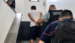 Assaltante que atacou motorista com martelo rompe tornozeleira e volta para a cadeia
