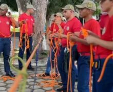 Novos bombeiros treinam para usar cordas nos salvamentos em altura