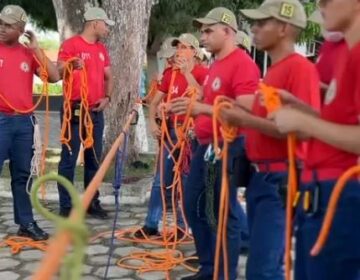 Novos bombeiros treinam para usar cordas nos salvamentos em altura