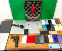 Após assaltar casal, trio é preso com ‘estoque’ de celulares e computadores suspeitos