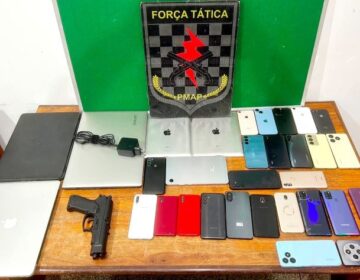 Após assaltar casal, trio é preso com ‘estoque’ de celulares e computadores suspeitos