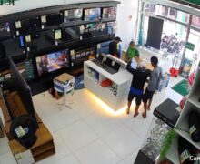 Trio armado invade Center Kennedy foge com celulares e notebooks