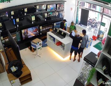 Trio armado invade Center Kennedy foge com celulares e notebooks