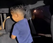 Mãe deixa criança sozinha em carro para ir à festa e veículo tem vidro quebrado para resgate