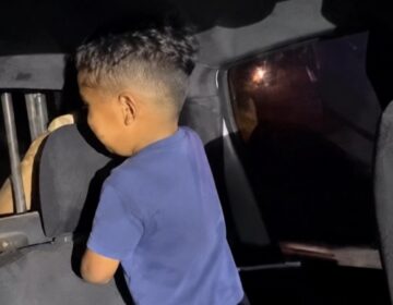 Mãe deixa criança sozinha em carro para ir à festa e veículo tem vidro quebrado para resgate