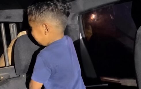 Mãe deixa criança sozinha em carro para ir à festa e veículo tem vidro quebrado para resgate