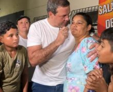 Encenação: Furlan é flagrado ditando palavras que eleitora deveria dizer em vídeo
