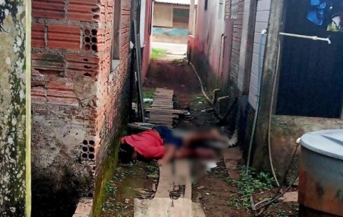 Após ataque a tiros, vítima é encontrada morta entre residências