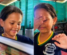 Menina chora e pula de alegria ao ganhar kit escolar da mãe; sonho é ser médica para cuidar da avó