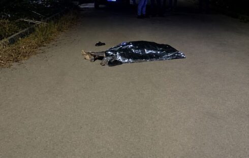 Sem passagens pela polícia, jovem é executado enquanto conversava com amigos