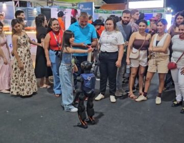 Para falar de tecnologia no controle de contas, TCE leva robô para a Expofeira