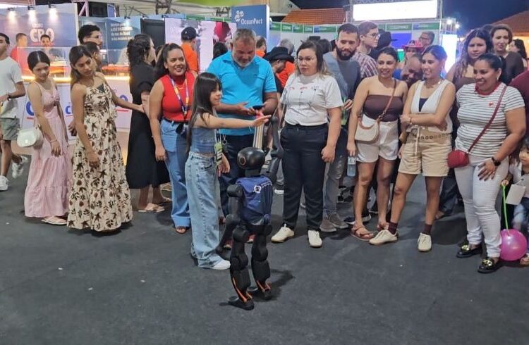 Para falar de tecnologia no controle de contas, TCE leva robô para a Expofeira