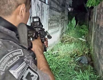 Bando faz tocaia, agride mulheres e rouba motos; um deles morreu em confronto