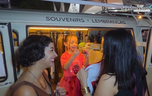 Designer cria coleção de souvenirs turísticos do AP e transforma kombi em loja móvel