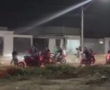 Motoboys se revoltam após colega ser agredido durante entrega e grupo depreda casa