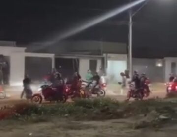 Motoboys se revoltam após colega ser agredido durante entrega e grupo depreda casa