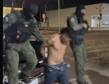 Suspeito de tráfico é flagrado com arsenal de munições para confrontos