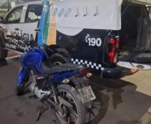 Adolescentes abandonam motocicleta em fuga mas acabam apreendidos com simulacros