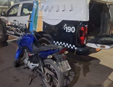 Adolescentes abandonam motocicleta em fuga mas acabam apreendidos com simulacros