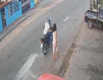 Motociclista arranca bolsa de mulher e foge em disparada pelas ruas de Macapá
