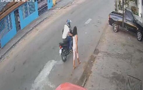 Motociclista arranca bolsa de mulher e foge em disparada pelas ruas de Macapá