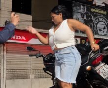 Mulher tenta impedir apreensão de moto e leva spray no rosto: ‘vá pra sua casa’
