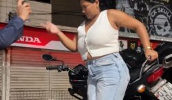 Mulher tenta impedir apreensão de moto e leva spray no rosto: ‘vá pra sua casa’