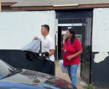 Mãe entrega bebê ilegalmente e procura polícia após se arrepender; 3 foram presos