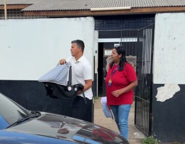 Mãe entrega bebê ilegalmente e procura polícia após se arrepender; 3 foram presos