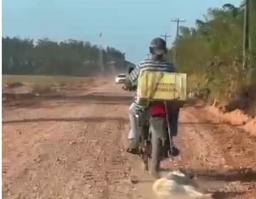Idoso é flagrado arrastando cachorro preso a motocicleta