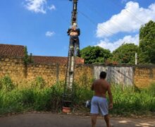 Técnico leva descarga elétrica e fica pendurado em poste durante instalação de internet